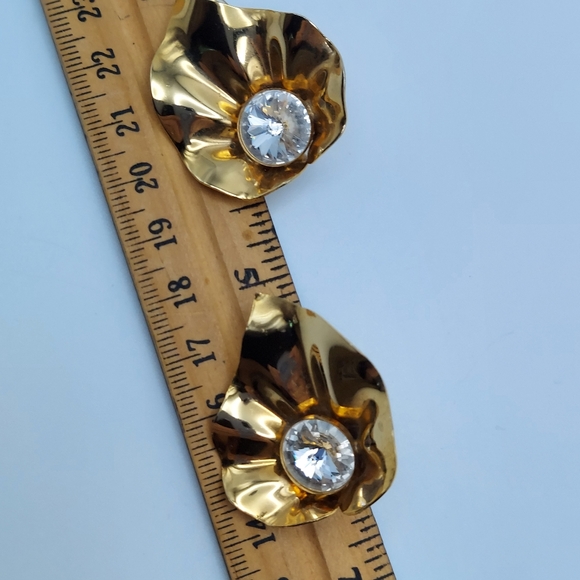 Vintage Large Goldtone Flower w/Crystal Center. - Picture 9 of 11
